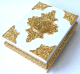 Grand Coffret en bois de luxe blanc avec jolis motifs métalliques dorés