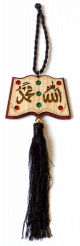 Pendentif en bois avec pompon sous forme de livre sculpté avec les calligraphies Allah et Mohammed (saw) Pendentif en bois avec pompon sous forme de livre sculpté avec les calligraphies Allah et Mohammed (saw)