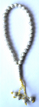 Chapelet "Sebha" blanc casse a 33 grains avec motifs argentees