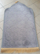 Tapis de priere original en forme de Mihrab avec parties dorees (Sajjada adulte Design Mehrab / Mosquee) - Couleur gris