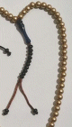 Chapelet dore (Sabha) 99 perles dorees avec 2 separateurs et 2 pompons-compteurs noirs