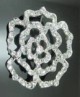 Broche epingle argentee sous forme de fleur ornee de diamants