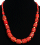 Collier ethnique un rang de pièces imitation corail rouge agencées de perles jaunes et rouges agrémenté de disques argentés Collier ethnique un rang de pièces imitation corail rouge agencées de perles jaunes et rouges agrémenté de disques argentés